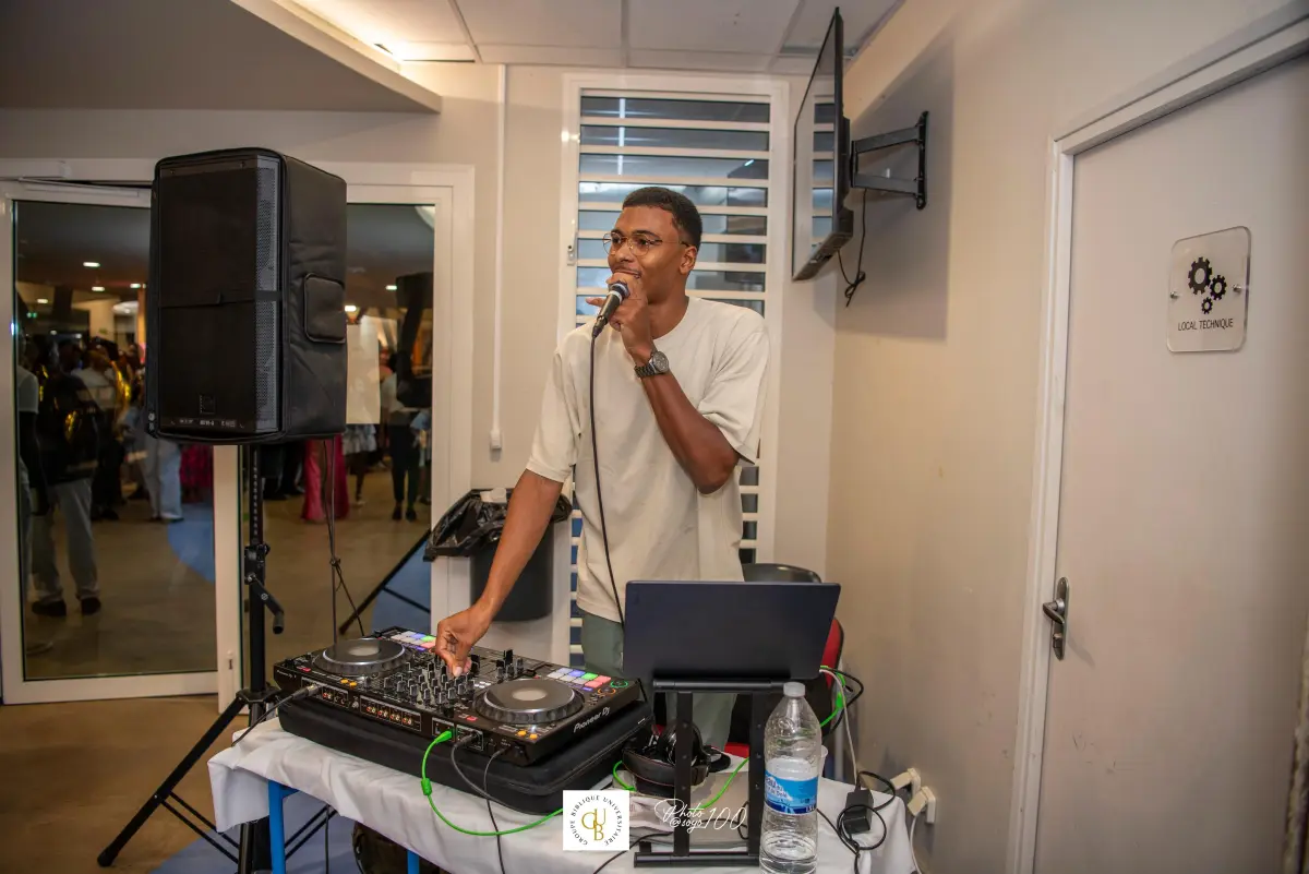 DJ WYDEM, DJ chrétien en Guadeloupe, au micro derrière ses platines pendant une soirée