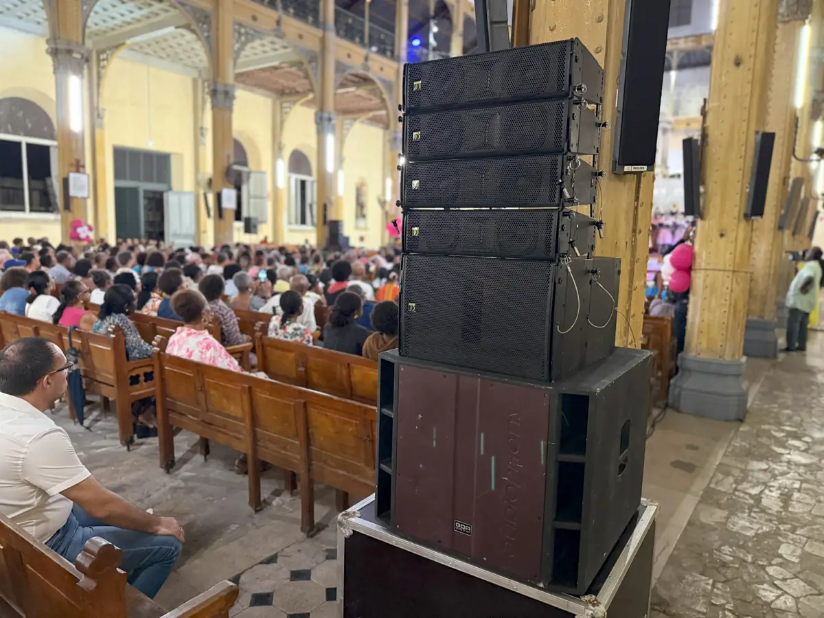 Enceintes line array installées dans une église pleine en Guadeloupe