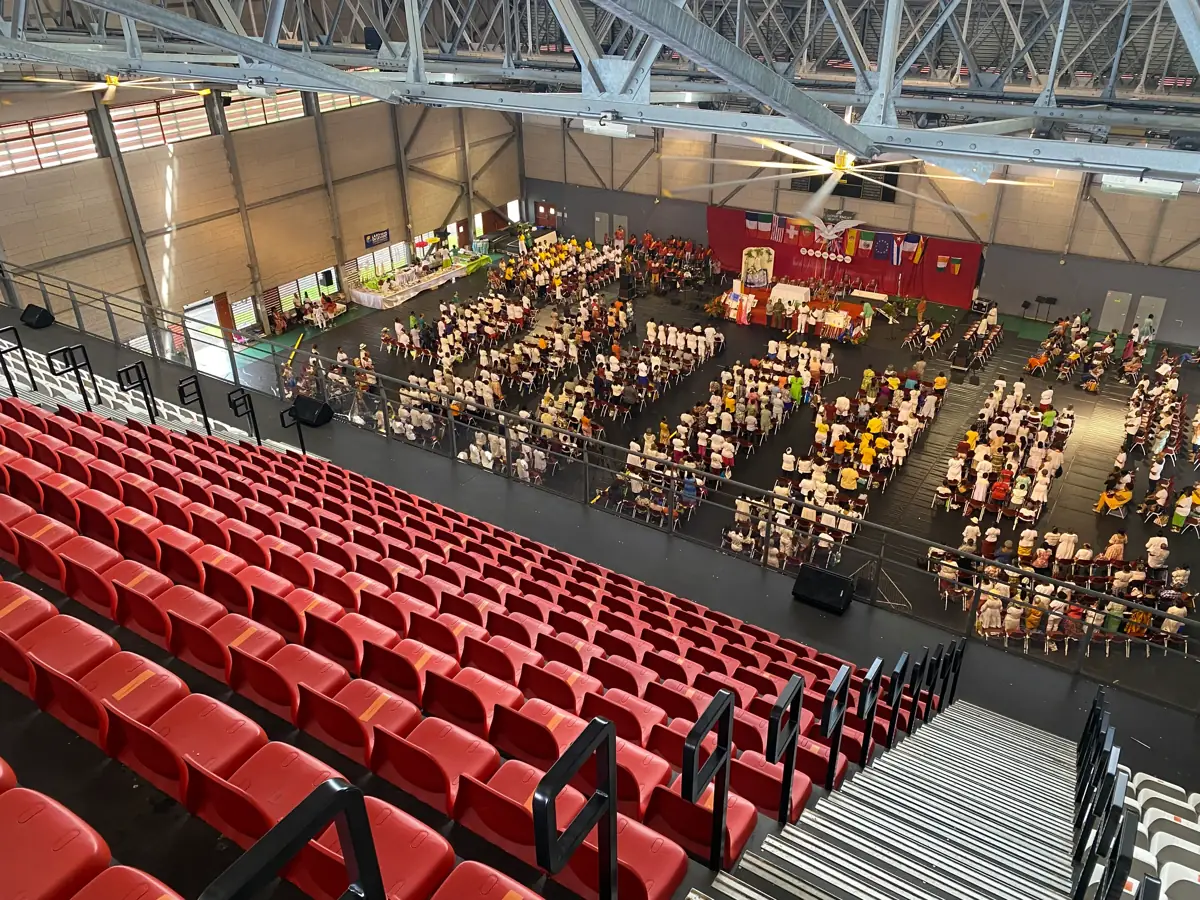 Congrès du Renouveau charismatique : grand rassemblement en salle vu depuis les gradins