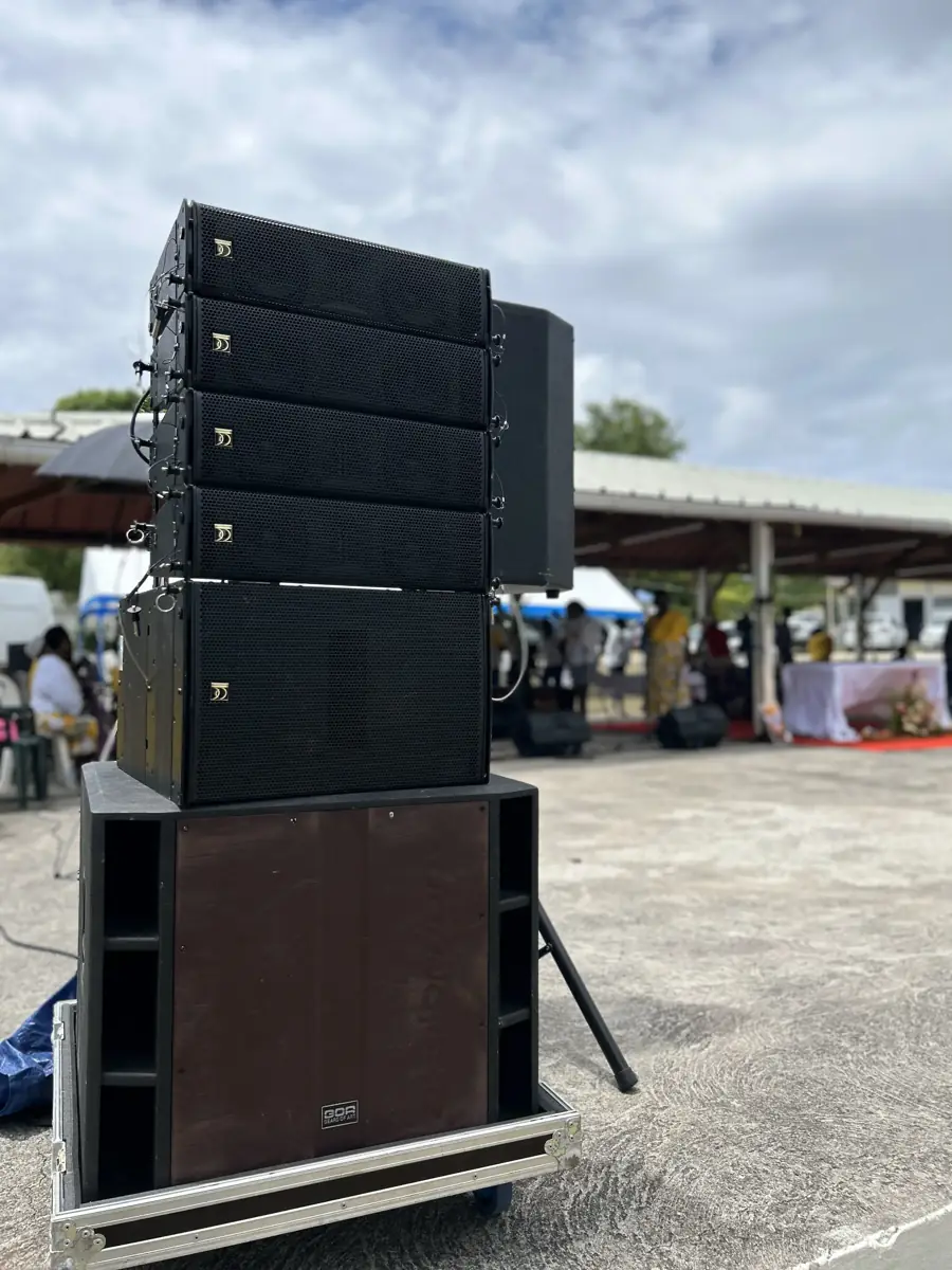 Enceintes line array de MSP Production installées en extérieur pour une manifestation publique