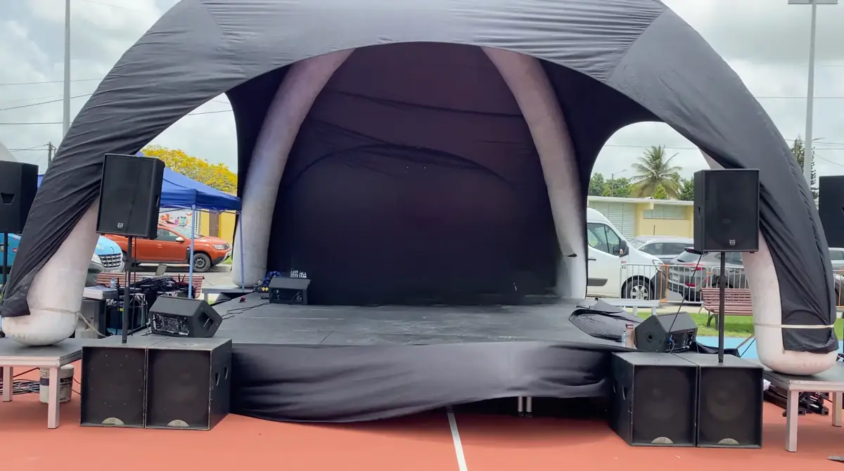 Scène gonflable équipée d'enceintes, installée de jour en extérieur pour une collectivité