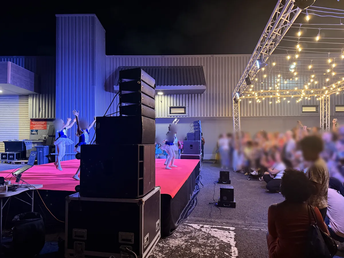 Prestation de Noël Weekend : spectacle de danse sur plancher, line array MSP et structure à guirlandes